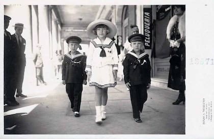 Niños retratados por Bixio y Merlino en el año 1920.