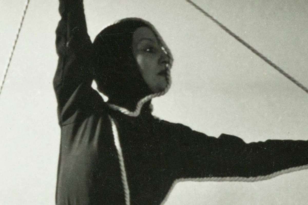 Biyina Klappenbach retratada por Anatole Saderman (detalle)