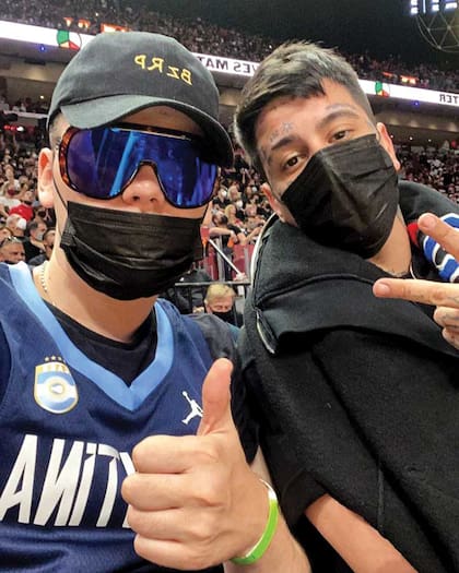 Bizarrap con Duki viendo a Facundo Campazzo en un partido de la NBA