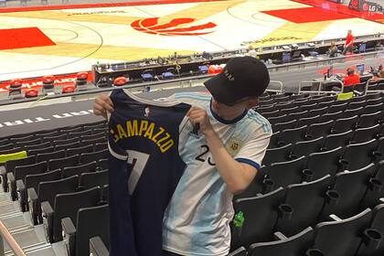Bizarrap con la camiseta de Facundo Campazzo