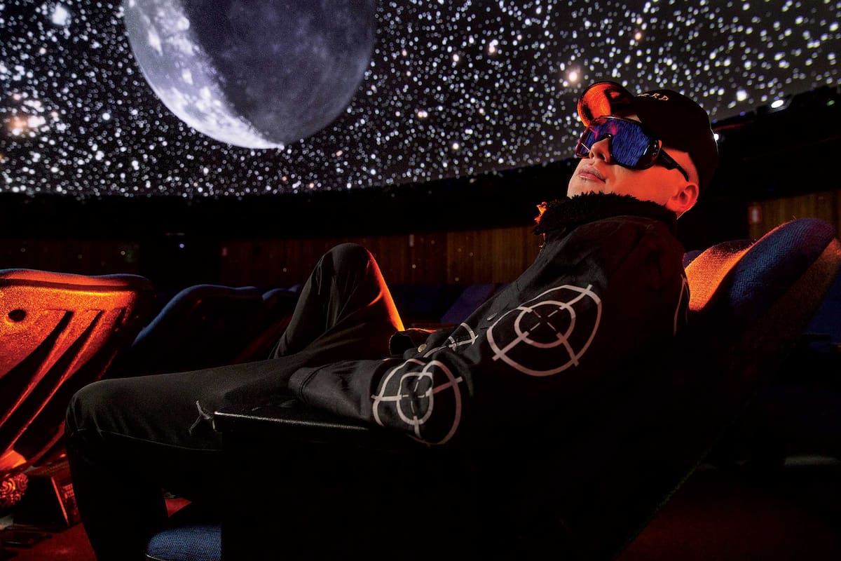 Bizarrap en la producción de fotos con Rolling Stone, en el Planetario de Buenos Aires, el 29 de junio pasado