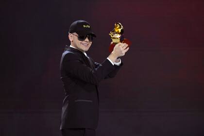 Bizarrap, muy elegante y con sus infaltables accesorios, alzó su primer Grammy por la sesión que realizó con Quevedo