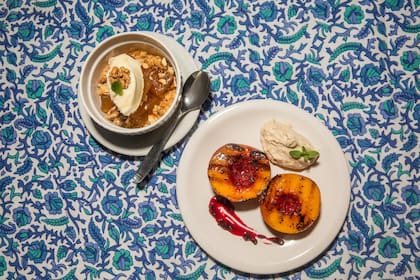 Bizcocho con zapallo en almíbar, queso crema y lluvia de frutas secas. Y durazno grillado con crema.