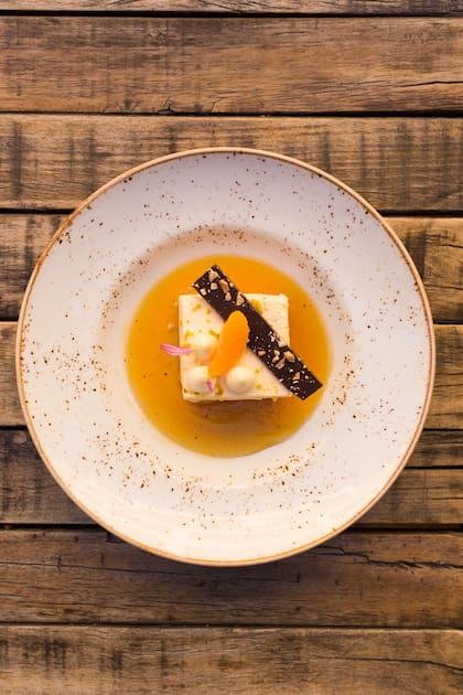 Bizcocho de oliva y harina de maíz sobre cremoso de mandarina y sopa de Chardonnay.