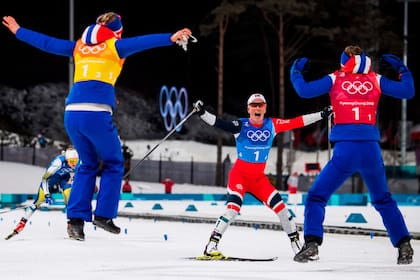 Björgen festeja su última medalla y su récord