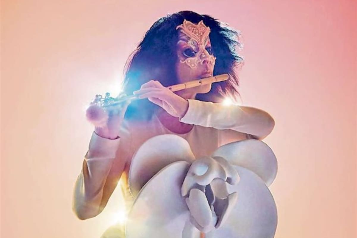 Björk totalmente abstraída en el vestuario de su nuevo show Cornucopia