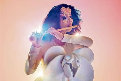 Björk totalmente abstraída en el vestuario de su nuevo show Cornucopia