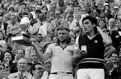 Bjorn Borg con el trofeo de Roland Garros 1979, tras vencer al paraguayo Víctor Pecci