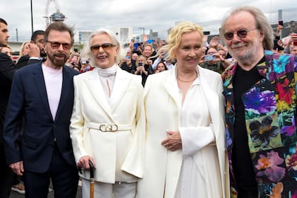 Björn, Frida, Agnetha y Benny, los cuatro ABBA, juntos, en la alfombra roja del espectáculo con el que regresan a los escenarios de manera virtual