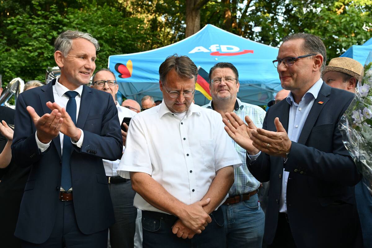 Bjorn Hocke, a la izquierda, durante un acto de su partido