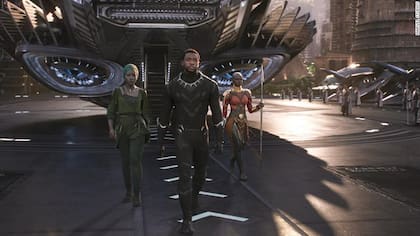 Letitia Wright, Chadwick Boseman y Danai Gurira en Wakanda, la nación africana ficticia donde transcurre Pantera Negra, que se oculta del mundo para no exponer sus avances tecnológicos