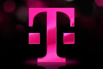 Black Friday llega a T-Mobile: obtén 4 líneas por solo $100/mes, 4 iPhone 16 por cuenta nuestra y más. Este Black Friday, obtén un iPhone y un Apple Watch por cuenta nuestra en T-Mobile y Metro by T-Mobile. Además, ofertas de Cyber Monday que incluyen el mejor combo de Apple con iPhone 16 Pro, Apple Watch SE 2.a gen. y AirPods 4, todos por cuenta nuestra. (Graphic: Business Wire)