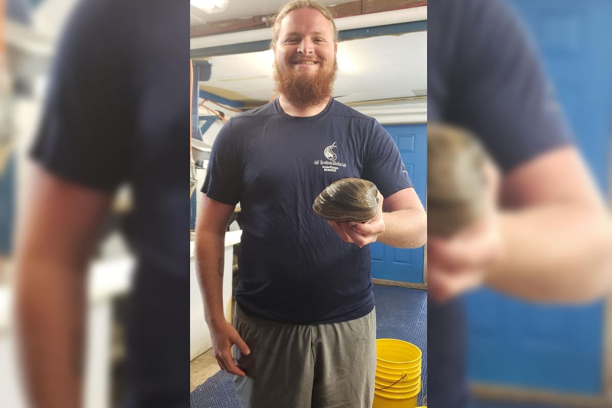 Blaine Parker encontró una almeja de más de 200 años de edad en Alligator Point