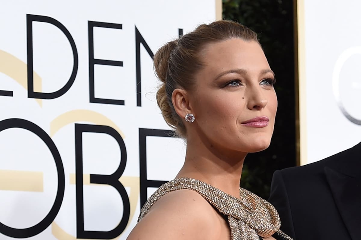 Blake Lively con un peinado recogido que destacaba sus rasgos