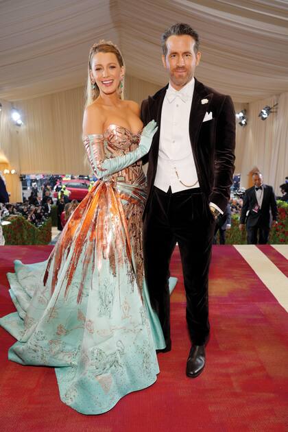 Blake Lively y Ryan Reynolds fueron los primeros en llegar. La actriz sorprendió con su vestido transformable de Versace. Si bien hizo su entrada con un diseño en tono bordó, Lively desató un lazo y desplegó una nueva falda y guantes largos en color turquesa. Su marido optó por un smoking de terciopelo de Ralph Lauren Purple Label.