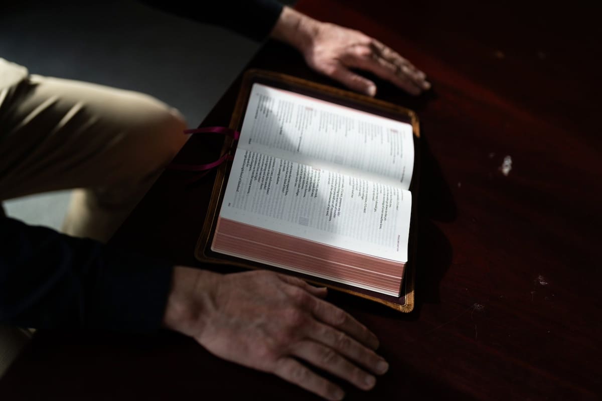 Blake Musick con su colección de biblias