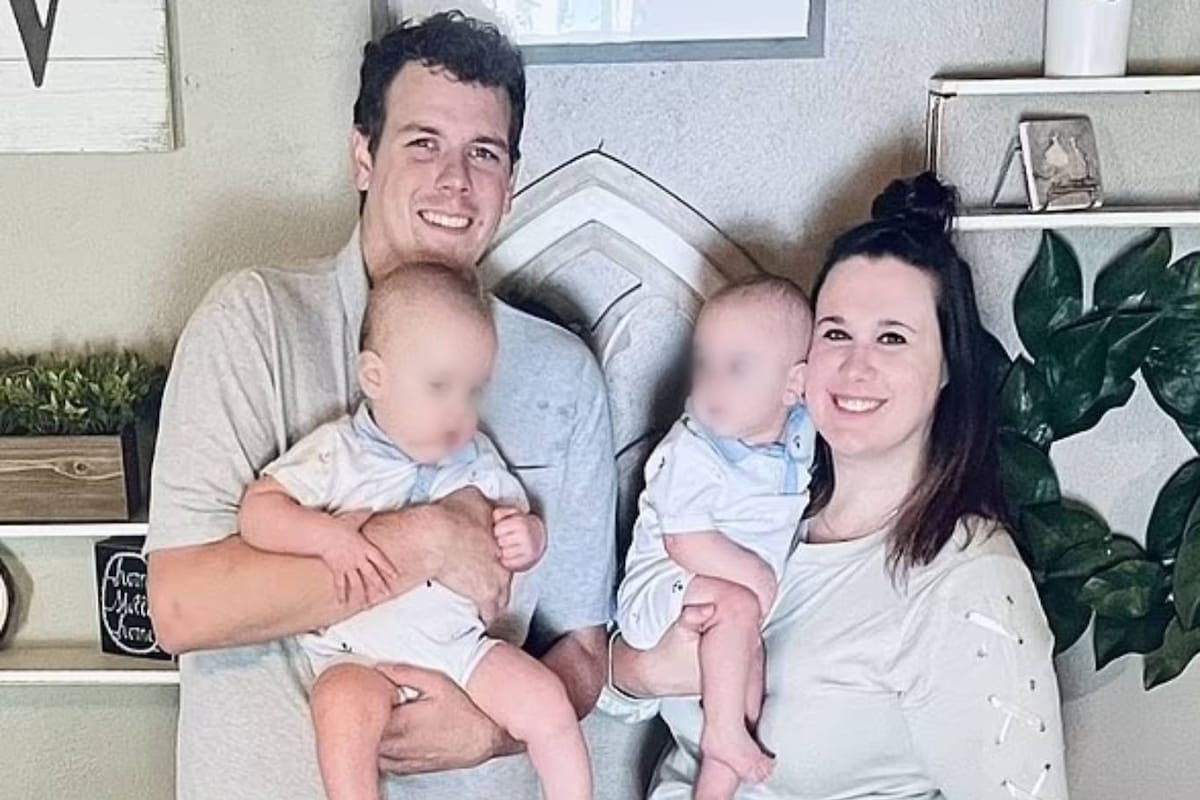 Blake y Cara Winhold con sus dos bebés, Colson y Cayden, que fueron concebidos con una semana de diferencia