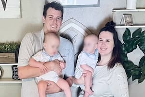 Blake y Cara Winhold con sus dos bebés, Colson y Cayden, que fueron concebidos con una semana de diferencia