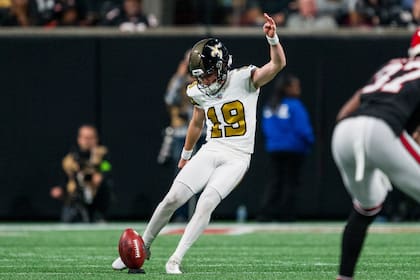 Blaker Grupe, de los Saints de Nueva Orleáns, realiza una patada de salida durante el partido del 26 de noviembre de 2024, ante los Falcons de Atlanta (AP Foto/Danny Karnik)