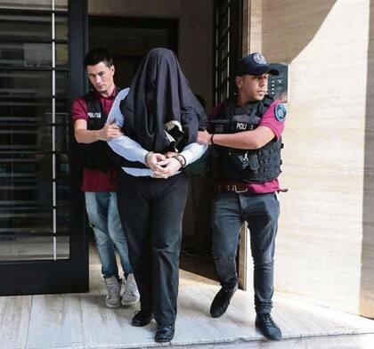 Blaksley, ayer, al ser llevado por la policía en un country de General Pacheco, Buenos Aires