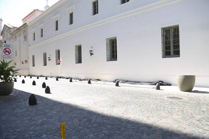 Blanca e impecable: así luce hoy la fachada de la Manzana de las Luces