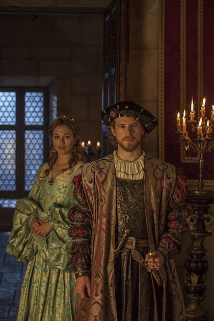 Blanca Suárez como Isabel de Portugal y Álvaro Cervantes como Carlos V