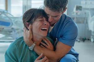 Blanca Suárez y Manu Ríos, la pareja con todo en contra de Respira (Netflix).
