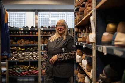 Blanca Villalba, jefa del Taller de Zapatería. Hace 34 años que trabaja en el teatro, donde coordina un equipo dedicado a la confección, reparación y conservación del calzado utilizado en óperas y ballets.