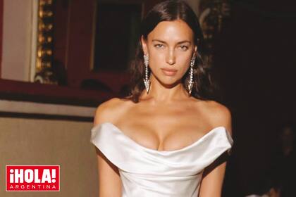 Blanca y radiante va... Irina Shayk. La top causó sensación con un audaz vestido de novia hecho en seda y diseñado por Vivienne Westwood.