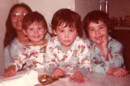Blanche junto a sus tres hijos en 1980