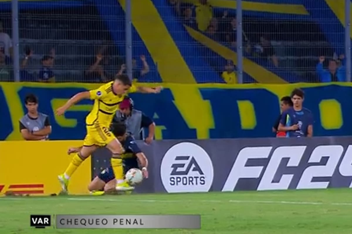 Blanco engancha y la pelota da en la mano del defensor Cañete; para el VAR y el árbitro Garay, no hubo penal