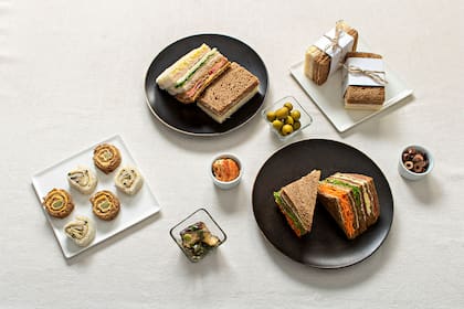 Blanco o negro, el pan de miga define al rey de las confiterías, el sándwich de jamón y queso.