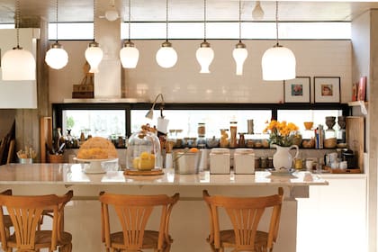 Blanco y madera es la combinación de colores y materiales que predomina en los espacios, aptos para recibir la luz natural
