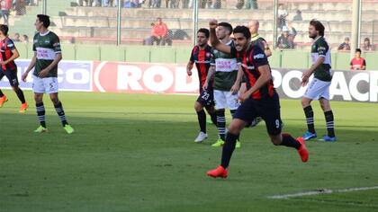 Blandi festeja su primer gol en Salta