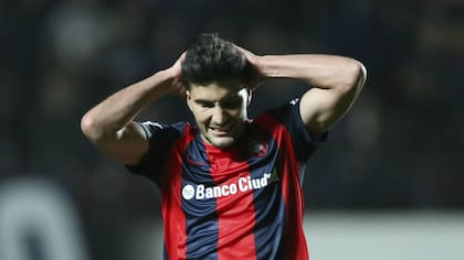 Blandi se lamenta; el delantero falló una situación muy clara sobre el final