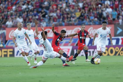 Blandi y Belluschi, por el lado del Ciclón; Mancinelli, Rossi, Walter Pérez y Salcedo, en el clásico jugado a principios de 2019