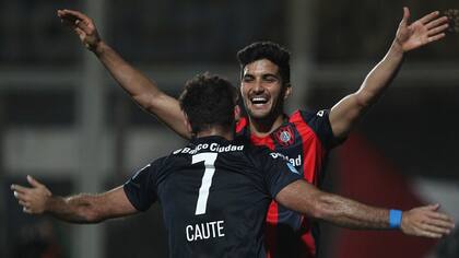 Blandi y Cauteruccio en una coreografía veloz, al ritmo de San Lorenzo