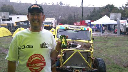 Blangino muestra la foto de Doni