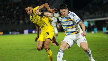 Blas Medina lucha por la pelota ante Lautaro Blanco. (AP Photo/Jorge Saenz)