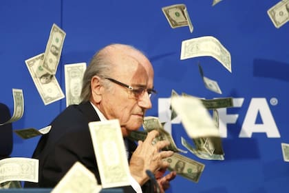 Blatter acusado de enriquecimiento ilícito por la FIFA