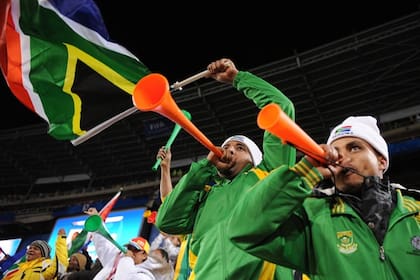 En la categoría del sonido, por ejemplo, la vuvuzela, aquel emblemático instrumento que ganó popularidad en el Mundial 2010, no tendrá permitido ingresar a las tribunas de los estadios para este Mundial, según confirmó la agencia Reuters. El motivo es que el ruido de estos tubos puede generar molestias auditivas.