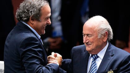 Joseph Blatter y Michel Platini no podrán tener actividades vinculadas al fútbol por ocho años, según dictaminó la comisión ética en Zurich, por causa del FIFA Gate