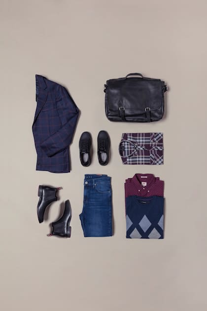 Blazer a cuadros (Giesso, $21.896), morral de cuero (Hush Puppies en Grimoldi, $3900), acordonados (Aldo en Grimoldi , $4500), camisa a cuadros (Gabbat, $2600), camisa (Levi’s, $2980), suéter con rombos (Perramus, $4380), jeans (Gabatt, $2590) y botas cortas (Hush Puppies, $6500).