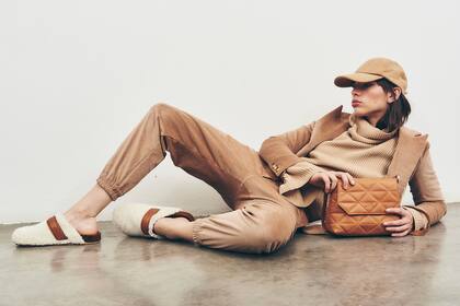 Blazer de corderoy y pantalón con puño elastizado (Giesso), polera tejido de punto (Prüne), gorra (Lacoste), cartera bandolera matelaseada (Chiarini), mules combinados (Prüne)