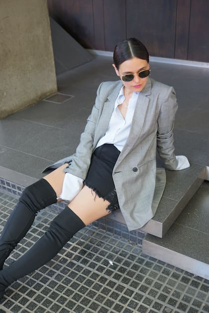 Blazer: Forever 21 Camisa y pollera: Koxis Botas: Zara