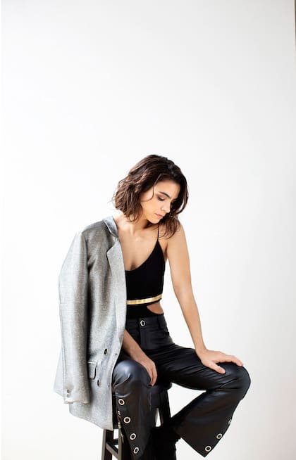 Blazer metalizado (Kimeika, $2149), body (Uma, $2200), pantalón de ecocuero (Comité Apparel, $3000), sock boots (Blaquè, $4190)