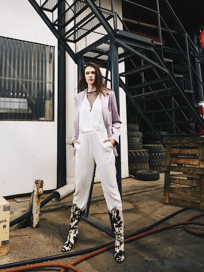 Blazer oversize (Adidas Danielle Cathari), monoprenda sastrera y botas de piel caña alta (Uma)
