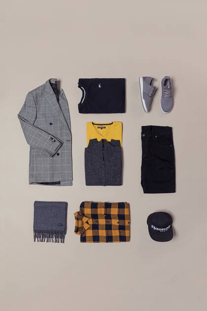 Blazer príncipe de Gales (Giesso, $17.896), remera (Nike, $2790), zapatillas (Aldo en Grimoldi $4500), remera de algodón (Tommy Hilfiger, $1798), cárdigan (Gabbat, $3335), pantalon (Perramus, $2880), bufanda (Gabatt, $1500), camisa a cuadros (Levi’s, $3690) y gorra con logo (Reebok, $899).