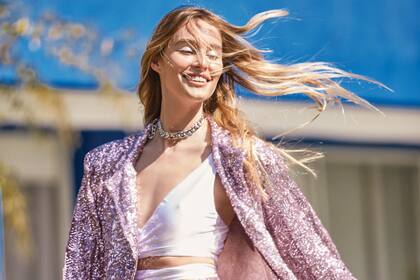 Blazer y pantalón de paillettes (Joti Harriague), top cruzado (Naima), collar de cadena (Vitamina)