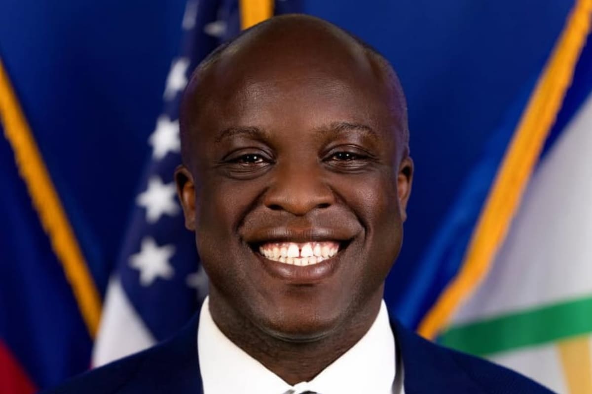 Blessing “Yemi” Mobolade hizo historia en 2023 al convertirse en el primer inmigrante y primer hombre negro en gobernar Colorado Springs